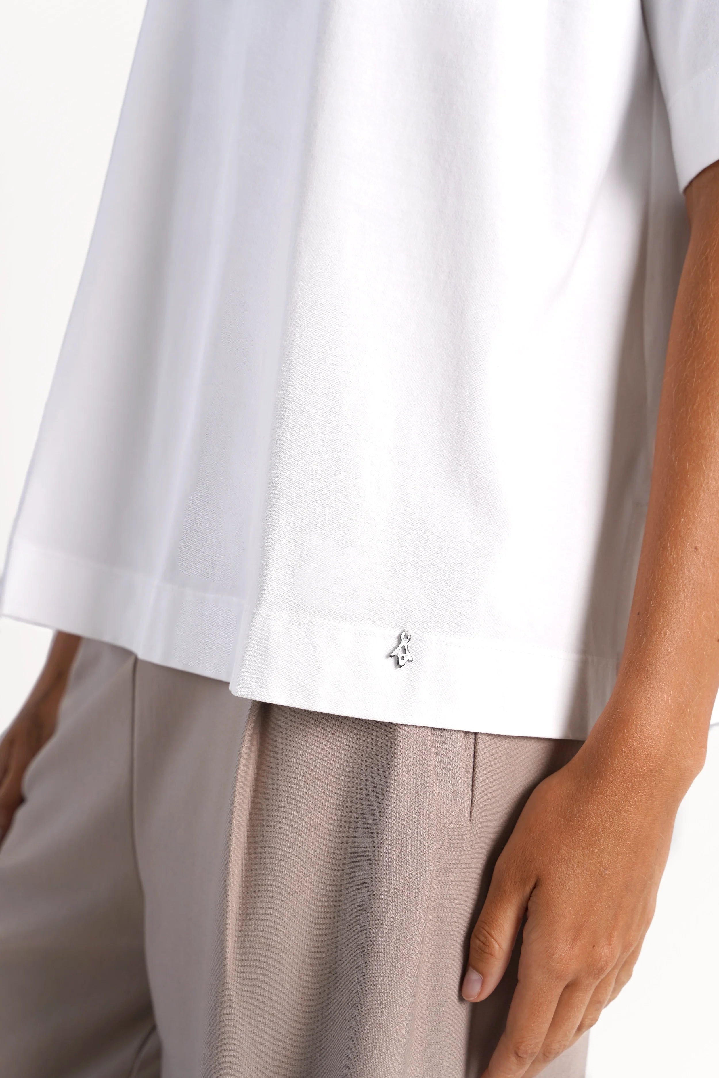 NITI.K Shirt Weißes Baumwolljersey-Shirt mit kastiger Passform, überschnittenen Schultern und seitlichen Schlitzen