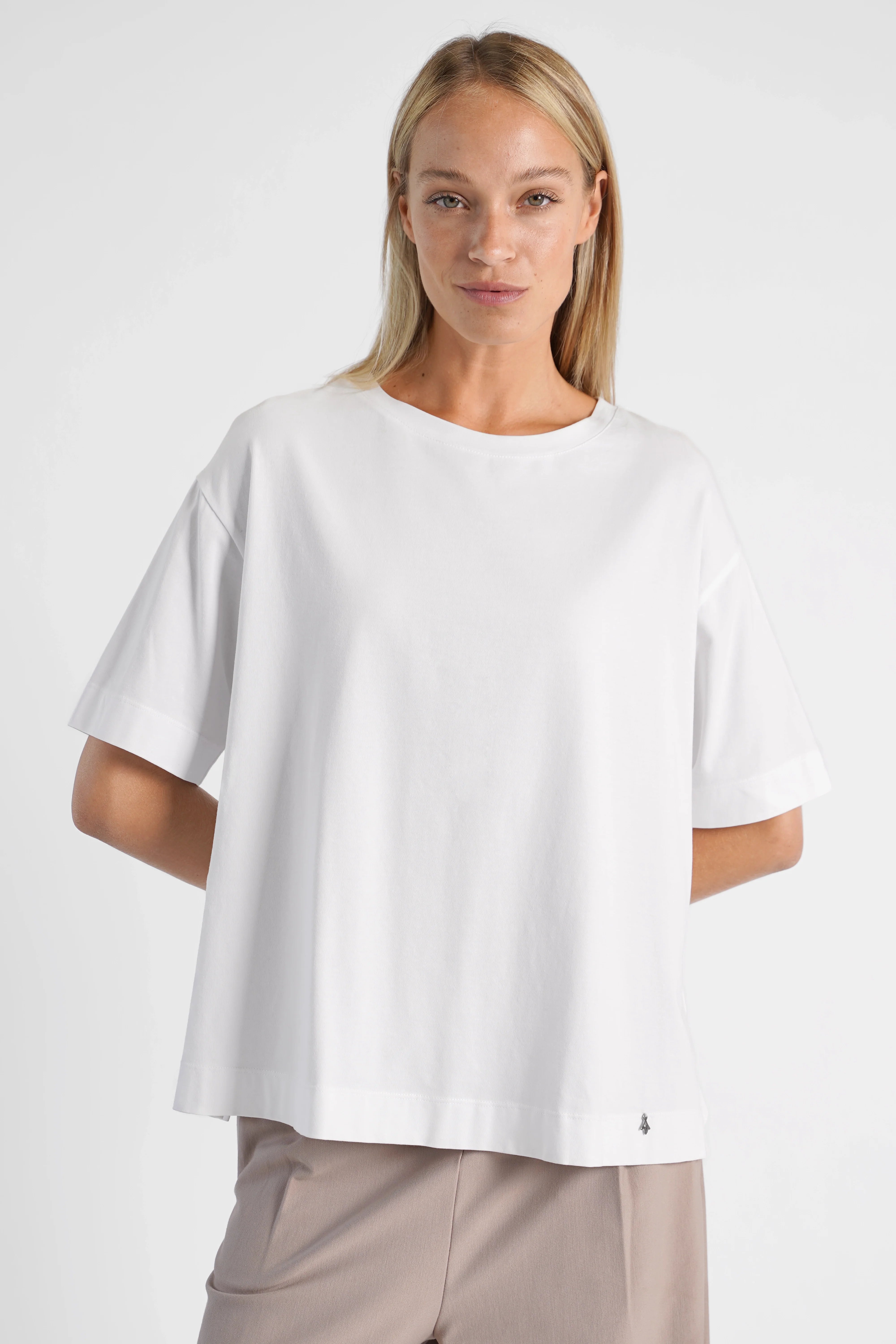 Weißes NITI.K Shirt aus elastischem Baumwolljersey mit kastiger Passform und Rundhalsausschnitt