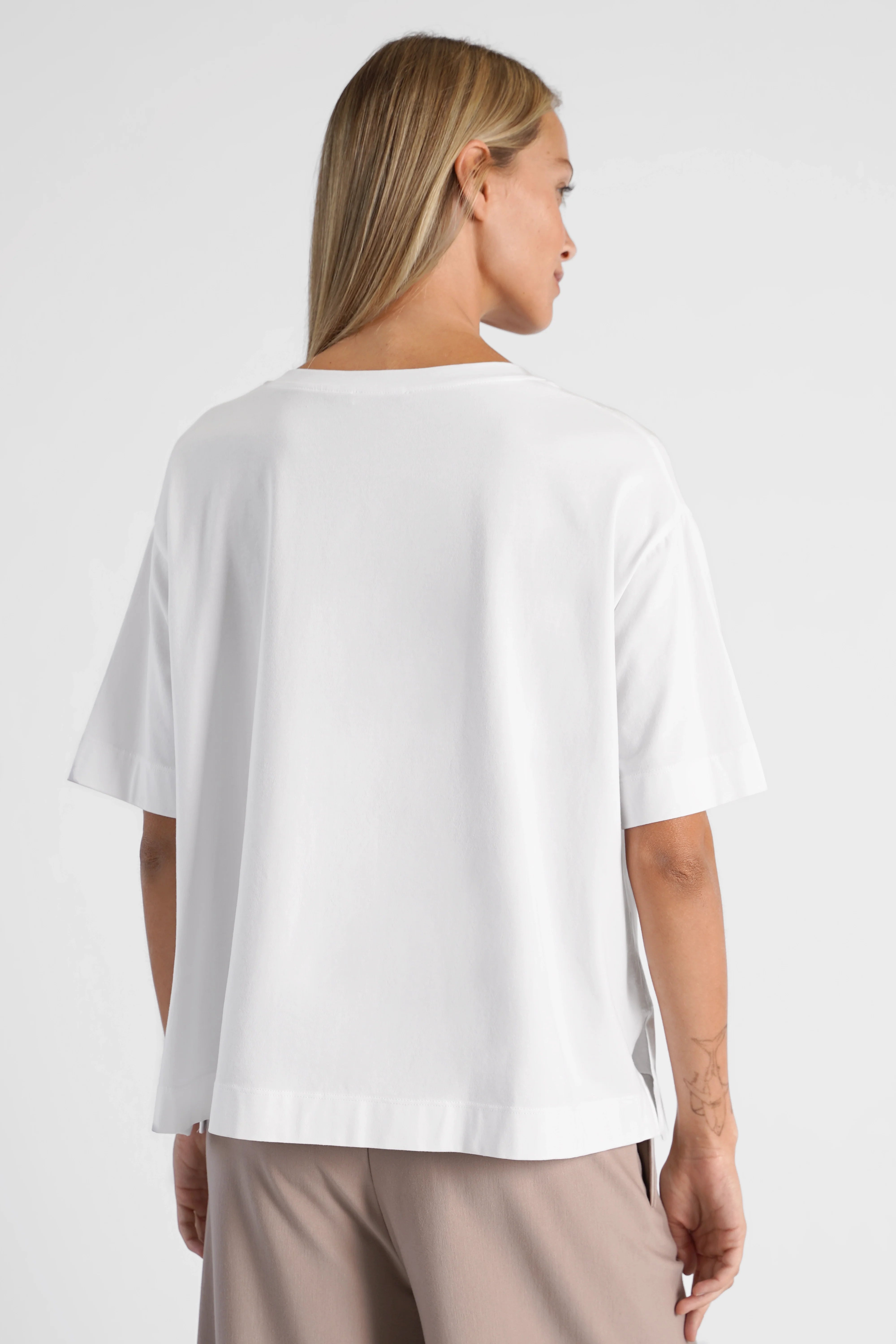 Weißes NITI.K Shirt aus elastischem Baumwolljersey mit kastiger Passform und seitlichen Schlitzen, Rückansicht.