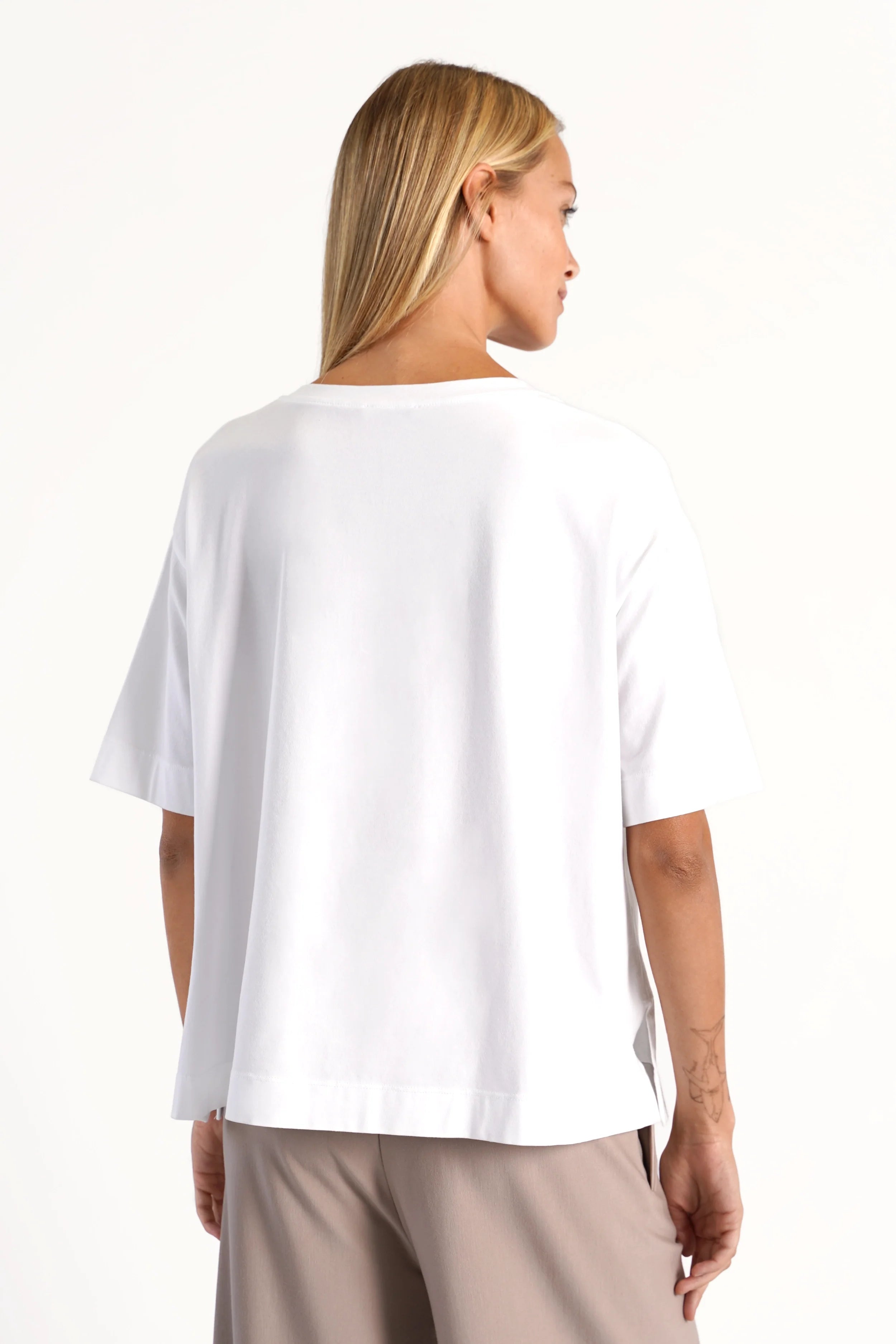 Weißes NITI.K Shirt aus elastischem Baumwolljersey mit kastiger Passform und seitlichen Schlitzen, Rückansicht