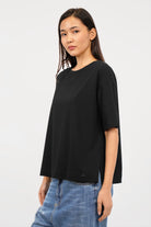 NITI.K Shirt aus elastischem Baumwolljersey mit Rundhalsausschnitt und kastiger Passform