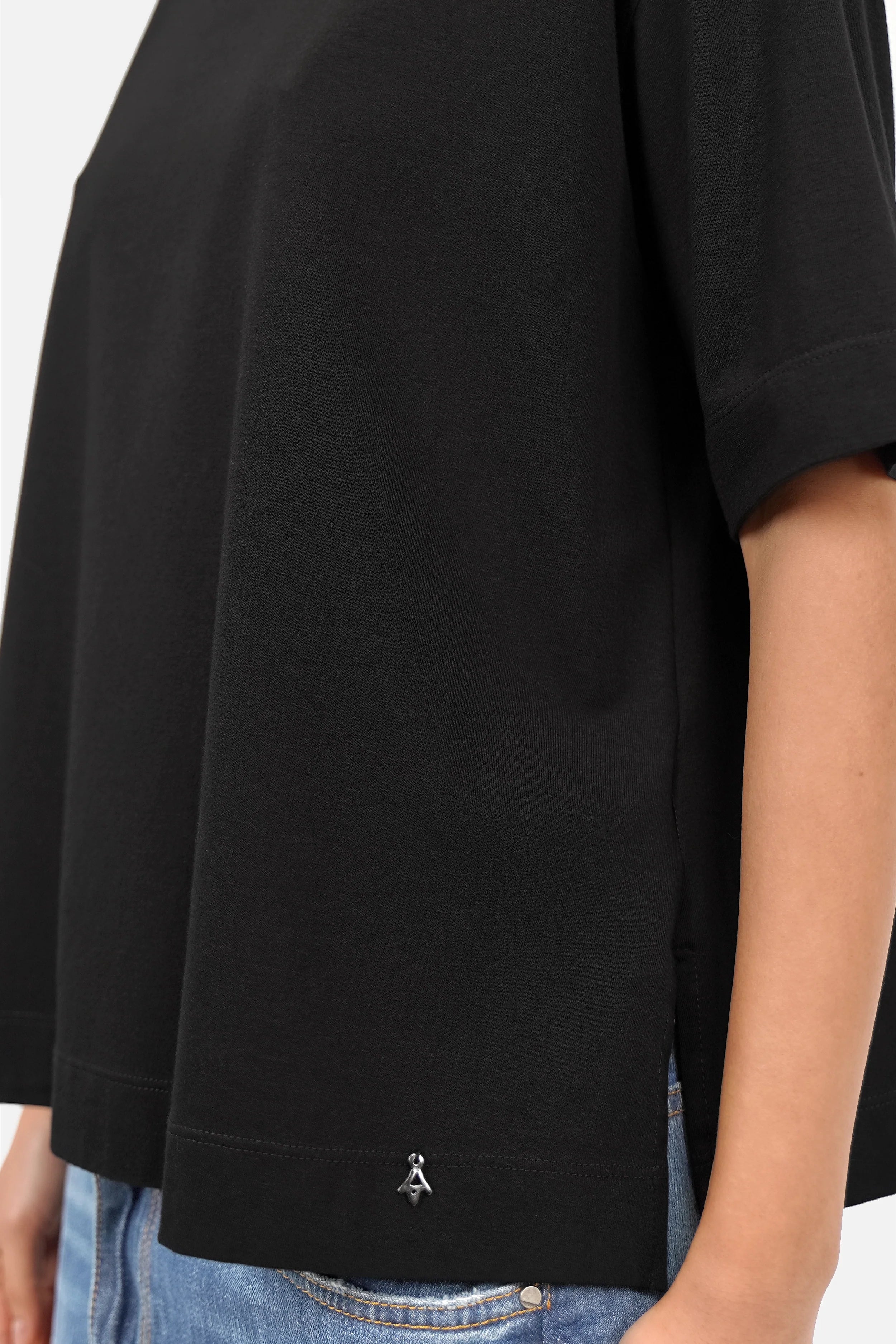 NITI.K Shirt aus elastischem Baumwolljersey mit Rundhalsausschnitt und seitlichen Schlitzen in kastiger Passform