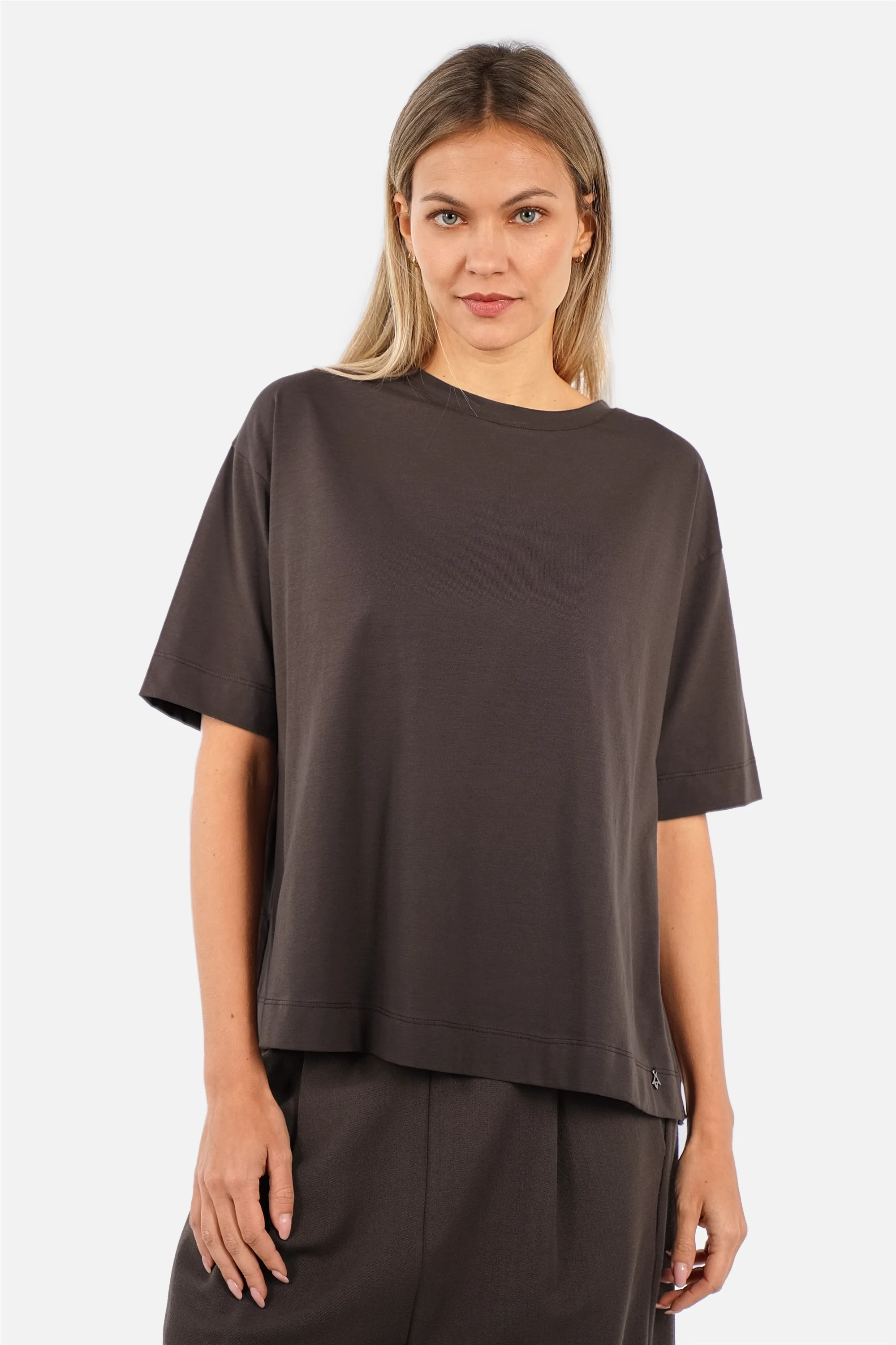 NITI.K Shirt aus elastischem Baumwolljersey mit Rundhalsausschnitt und seitlichen Schlitzen in kastiger Passform