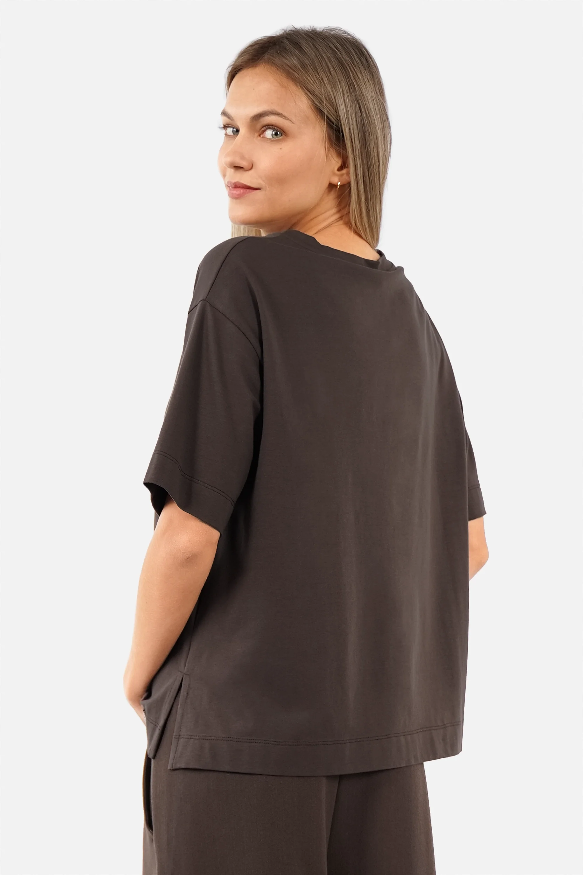 NITI.K Shirt aus elastischem Baumwolljersey mit Rundhalsausschnitt und seitlichen Schlitzen in kastiger Passform