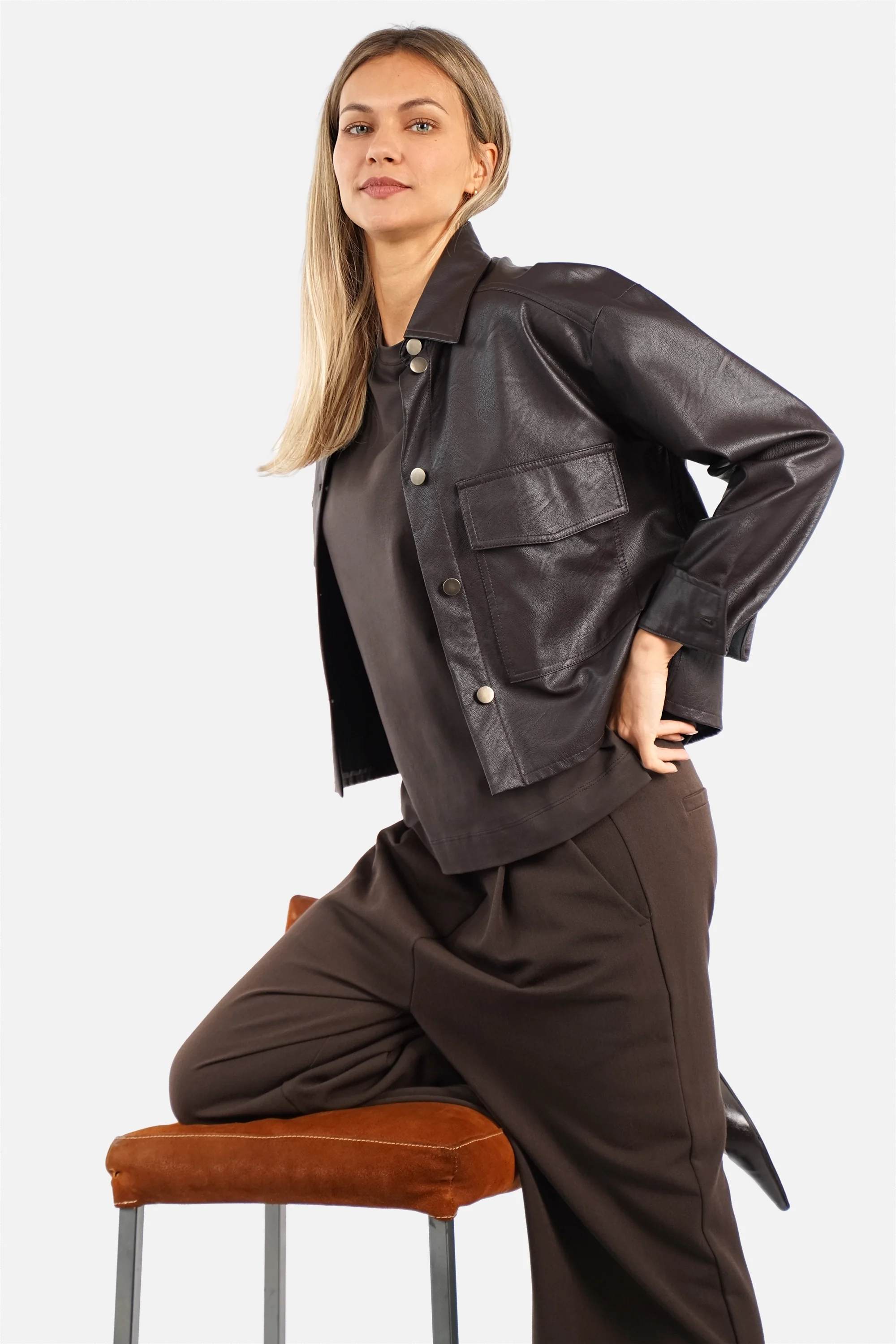 NITI.K Shirt aus elastischem Baumwolljersey mit Rundhalsausschnitt, kastiger Passform und seitlichen Schlitzen.