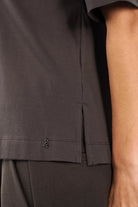 NITI.K Shirt aus elastischem Baumwolljersey mit Rundhalsausschnitt und kastiger Passform