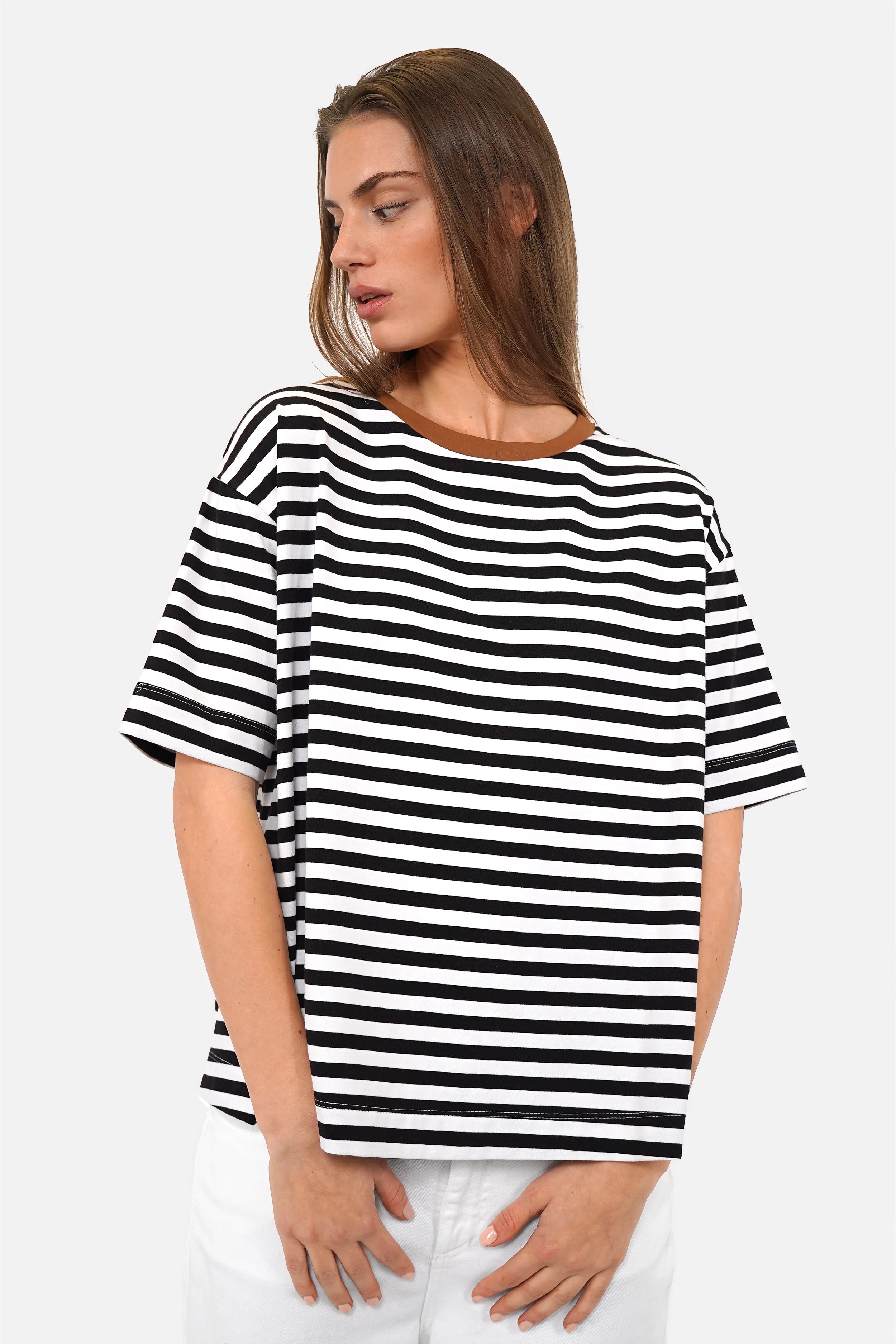 NITI.K T-Shirt aus elastischem Baumwolljersey mit Rundhalsausschnitt, kastiger Passform und seitlichen Schlitzen