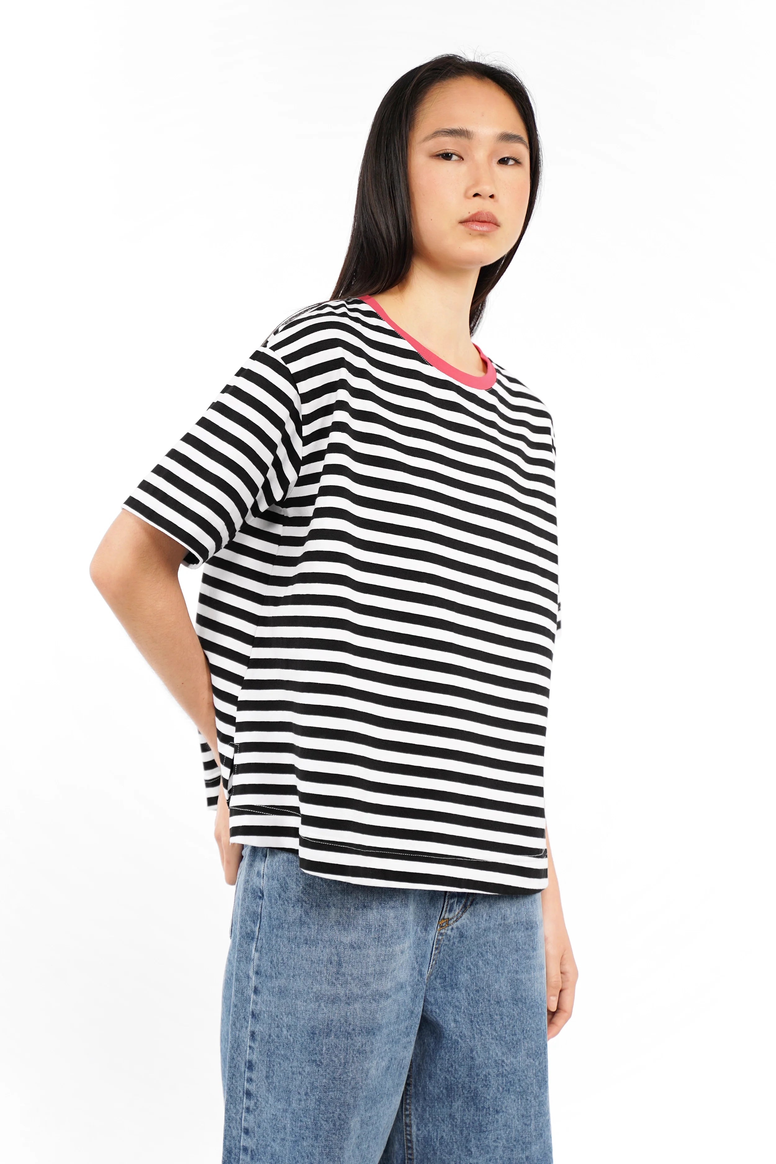 NITI.K T-Shirt in soft elastic cotton jersey with relaxed fit, round neckline, and side slits