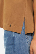 NITI.K T-Shirt aus elastischem Baumwolljersey mit Rundhalsausschnitt und seitlichen Schlitzen, kastige Passform