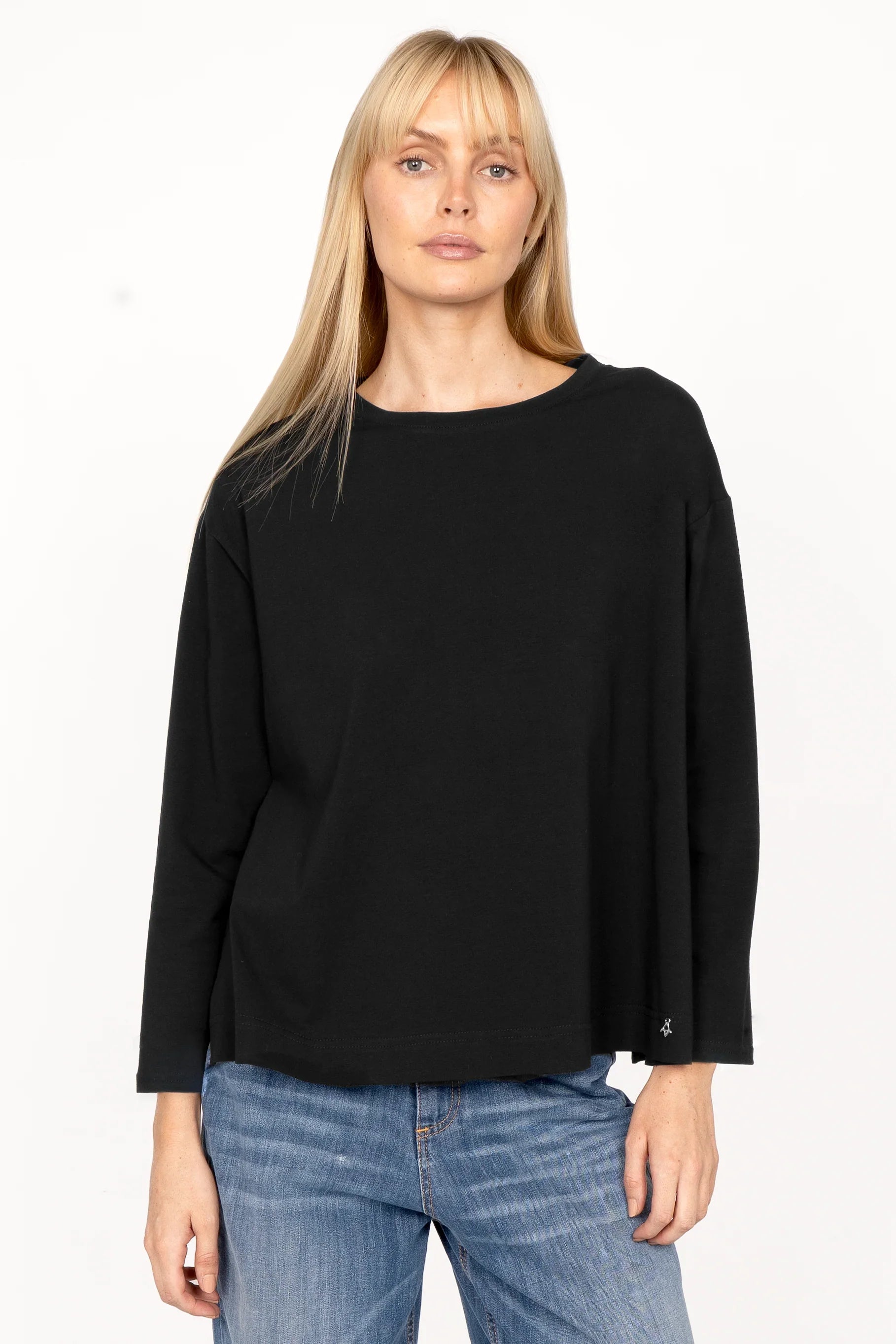 Black NITI.K Langarm Shirt with long sleeves, round neckline, relaxed fit, and side slits, worn with blue jeans.