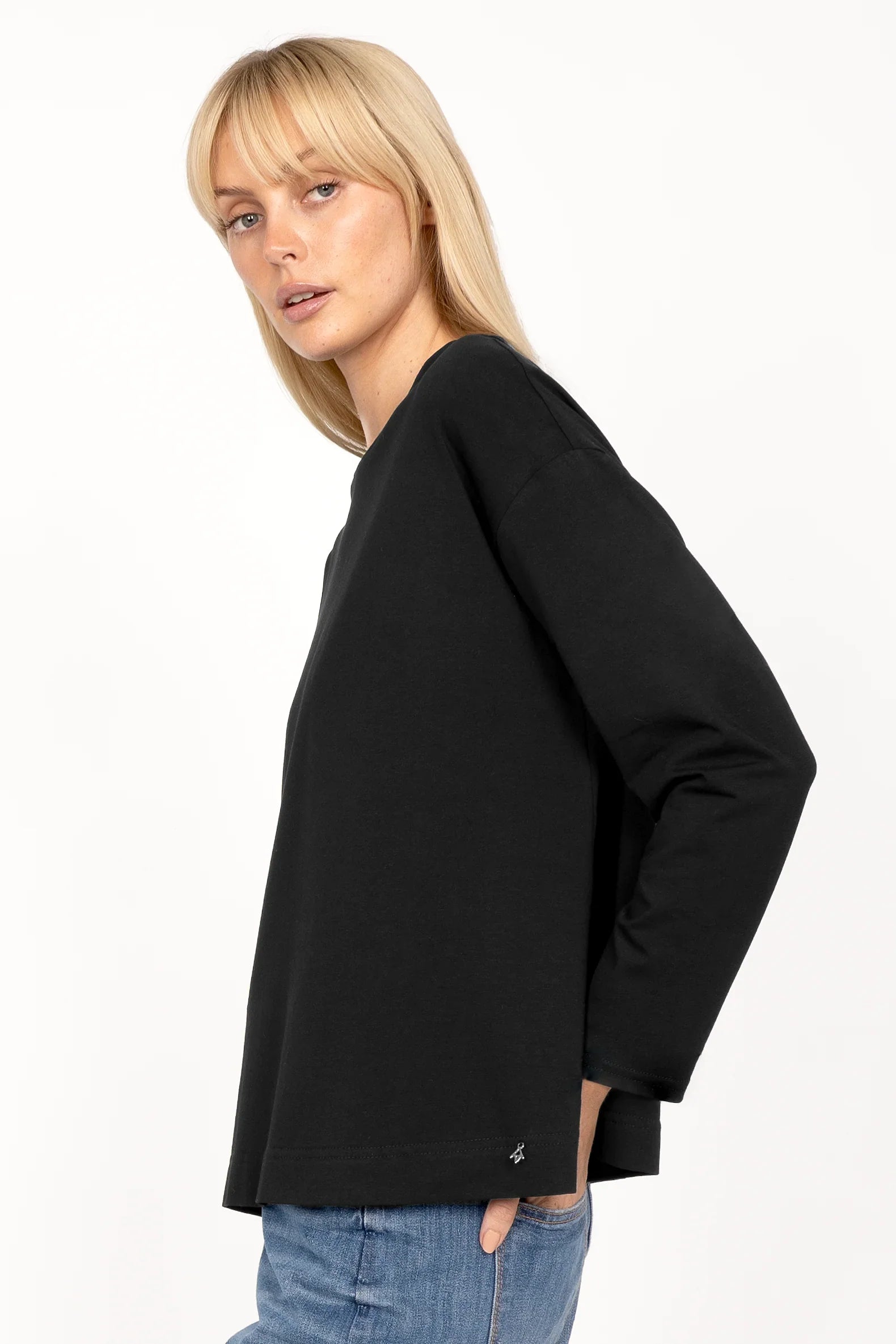 Black NITI.K Langarm Shirt with long sleeves, relaxed fit, round neckline, and side slits worn by model.