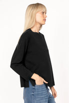 Schwarzes NITI.K Langarm Shirt aus elastischem Baumwolljersey mit Rundhalsausschnitt und seitlichen Schlitzen in lockerer Kastenform