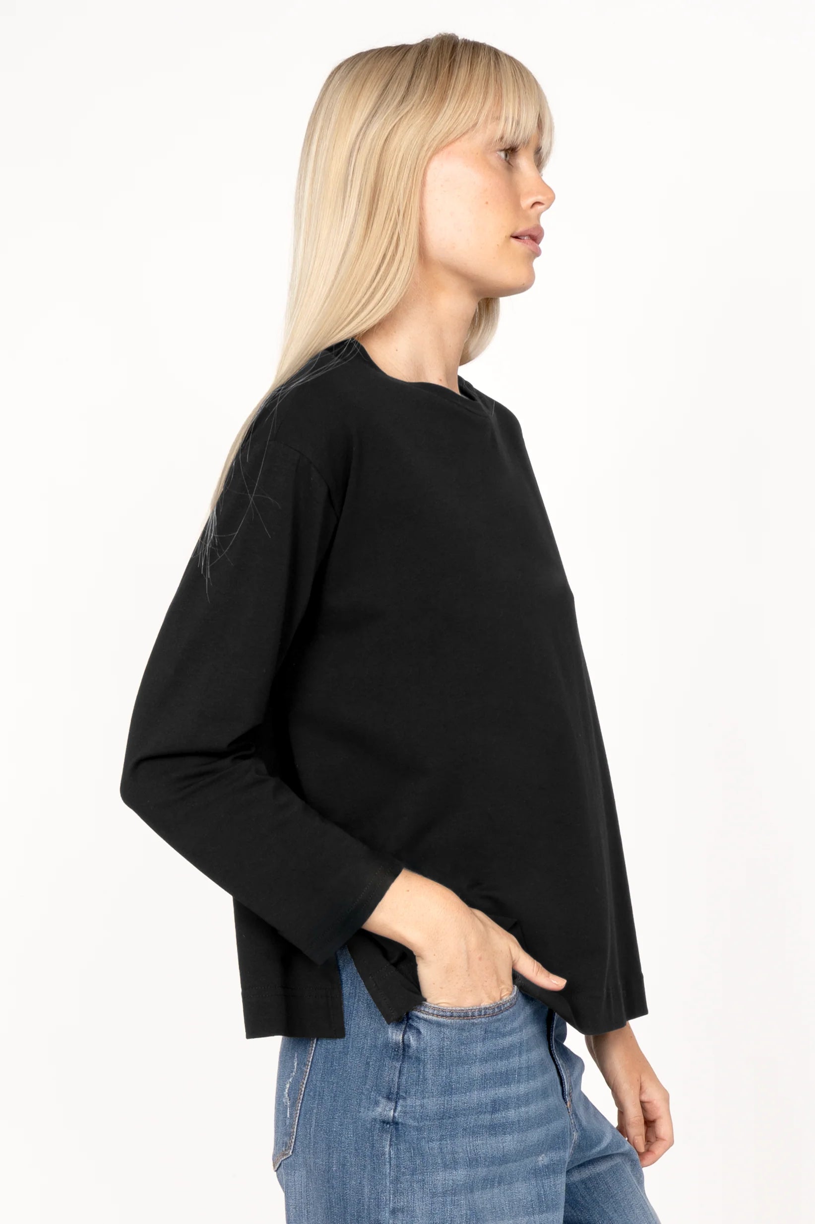 Schwarzes NITI.K Langarm Shirt aus elastischem Baumwolljersey mit Rundhalsausschnitt und seitlichen Schlitzen in lockerer Kastenform