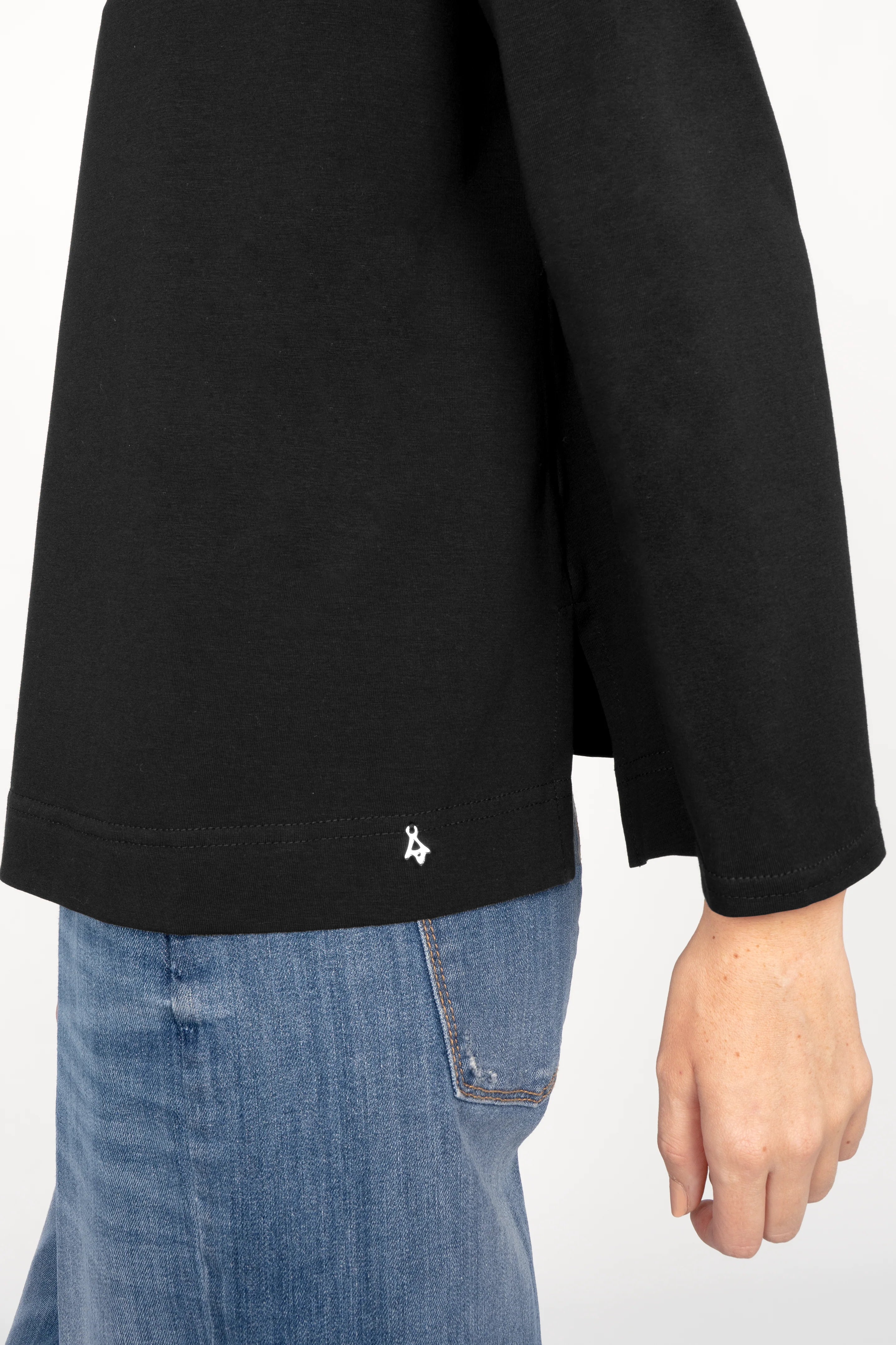 Schwarzes NITI.K Langarm Shirt aus elastischem Baumwolljersey mit relaxed Fit und seitlichen Schlitzen