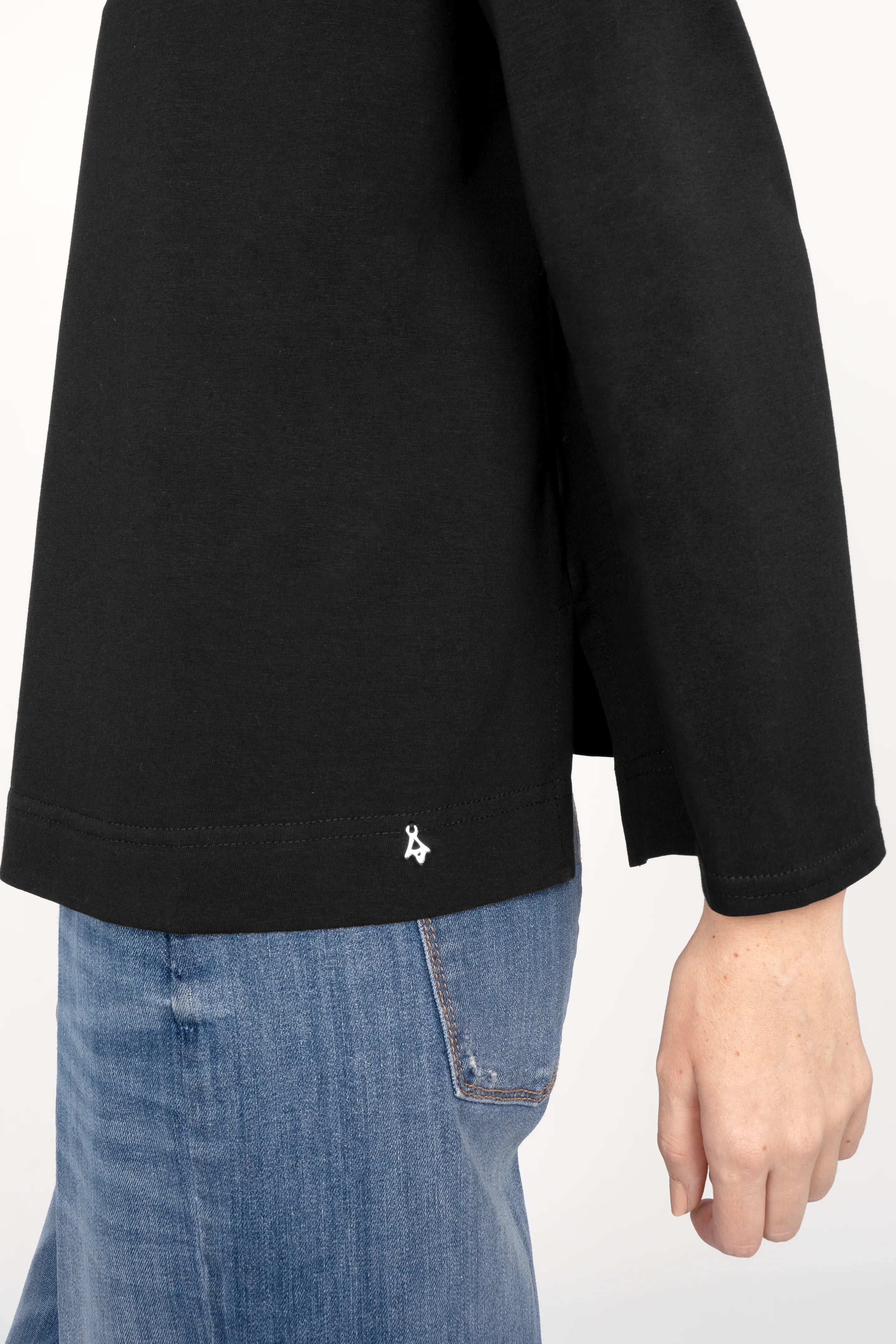 Black NITI.K Langarm Shirt with long sleeves and relaxed fit paired with blue denim jeans