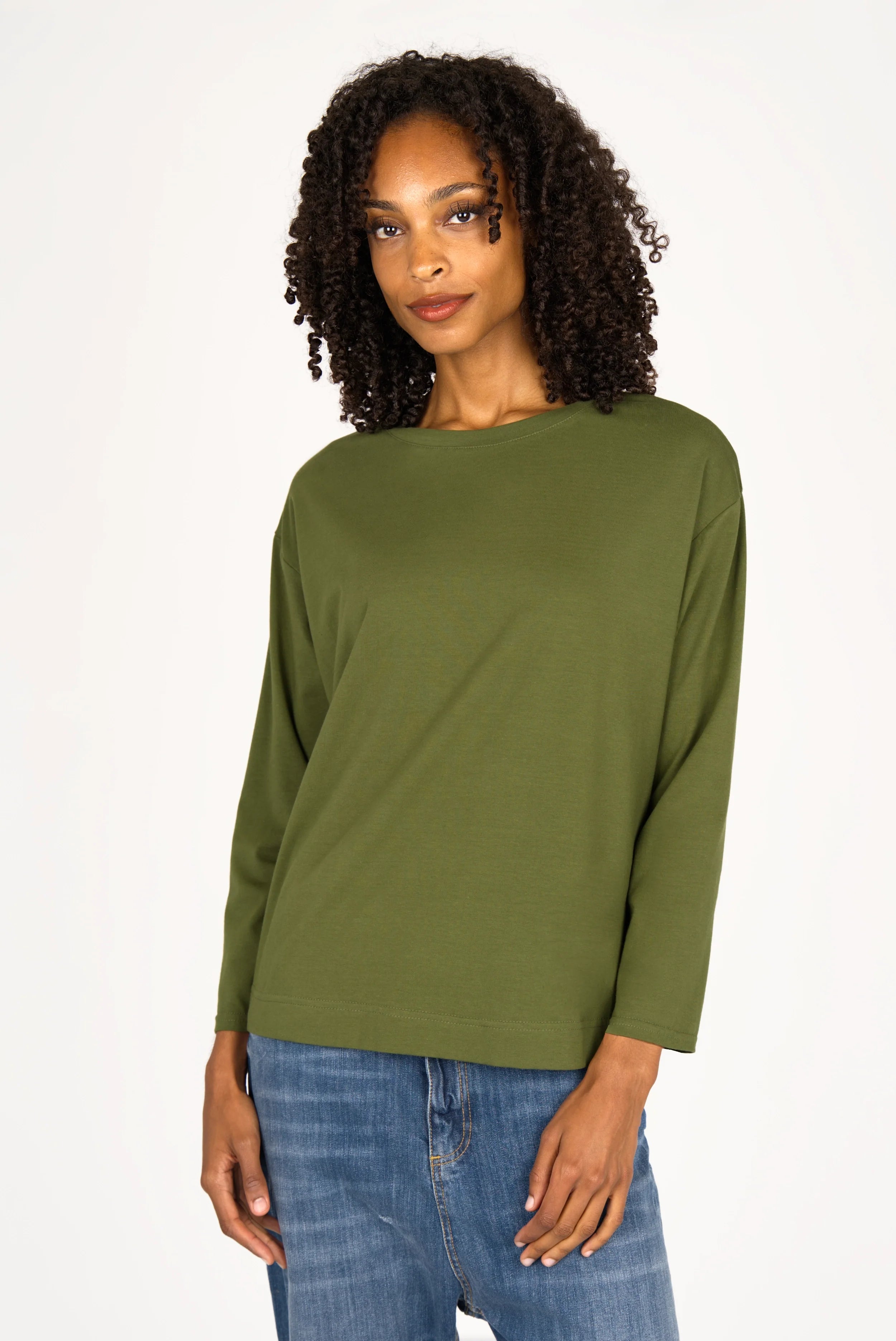 Woman wearing green NITI.K Langarm Shirt with long sleeves and relaxed fit paired with blue jeans