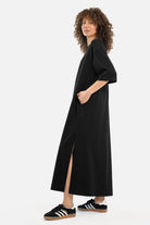 NIVKA jersey maxikleid aus mittelschwerem Viskosenjersey mit rundhalsausschnitt und seitlichen Eingrifftaschen