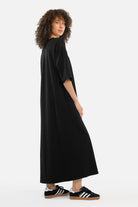 NIVKA jersey maxikleid aus mittelschwerem Viskosenjersey mit rundhalsausschnitt und seitlichen Eingrifftaschen