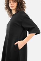 NIVKA Jersey Maxikleid aus mittelschwerem Viskosenjersey mit Rundhalsausschnitt und seitlichen Eingrifftaschen