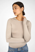 Woman wearing beige slim fit NJELI Longsleeve with round neckline and thumb holes in extra-long sleeves