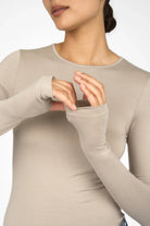 NJELI Longsleeve beige slim fit with round neckline and thumb hole sleeves made of soft viscose