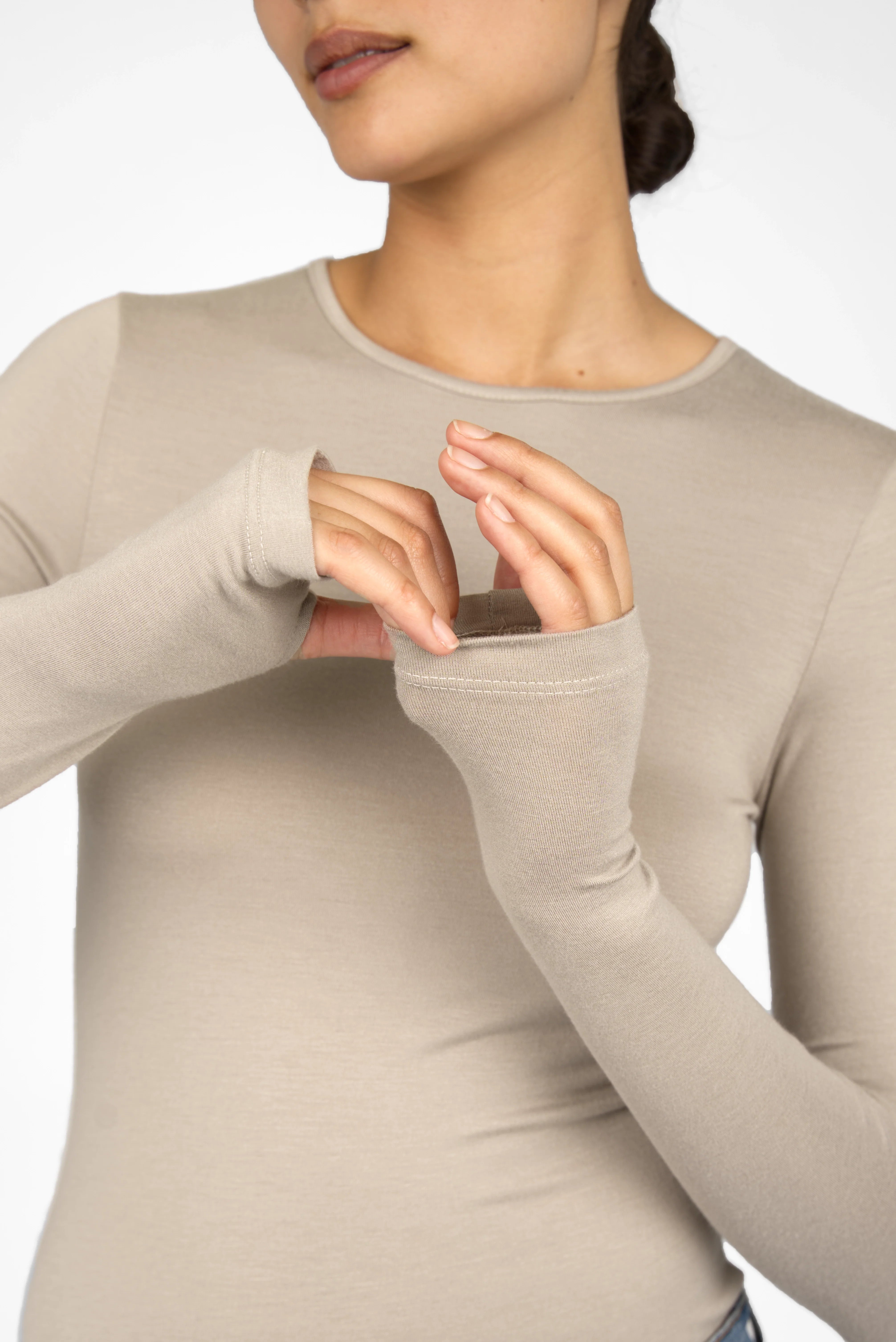 NJELI Longsleeve beige slim fit with round neckline and thumb hole sleeves made of soft viscose