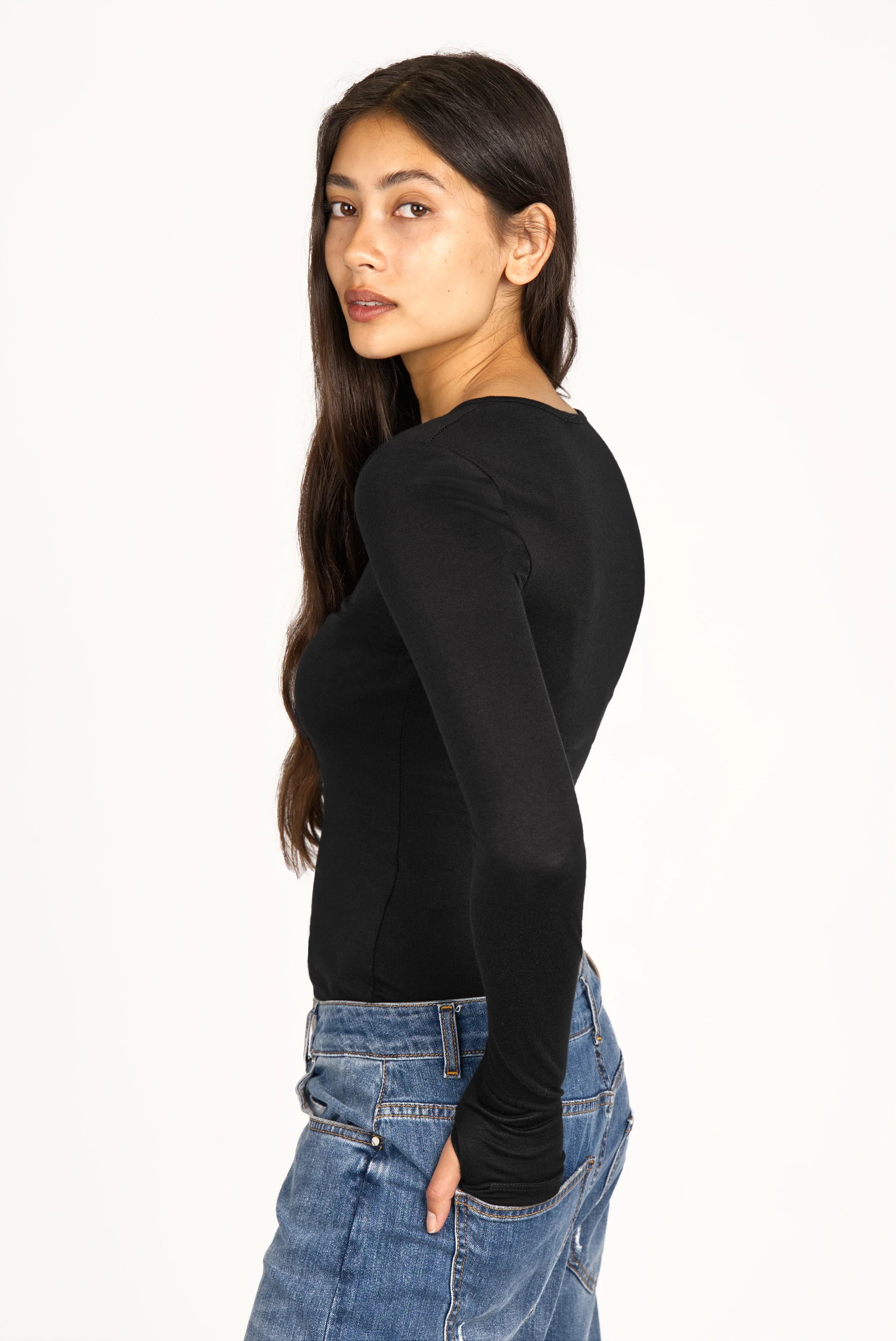 NJELI Longsleeve black slim fit top with long sleeves and thumb holes worn by model