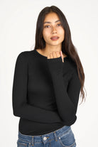 Woman wearing black NJELI Longsleeve with round neckline and thumbhole sleeves, slim fit style