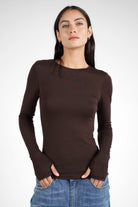 Slim fit NJELI Longsleeve in brown with round neckline, extra long sleeves, and thumb holes made from soft viscose.