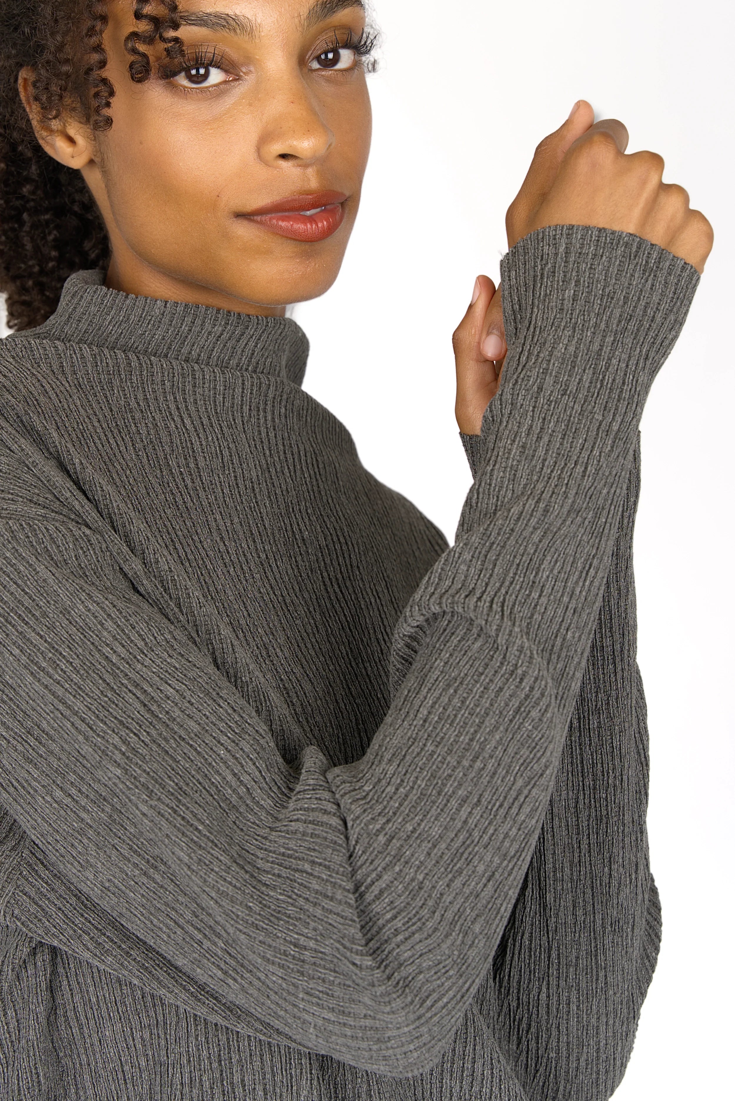 NORELI Longsleeve grey plissée crepe jersey with mock neck and dropped shoulders