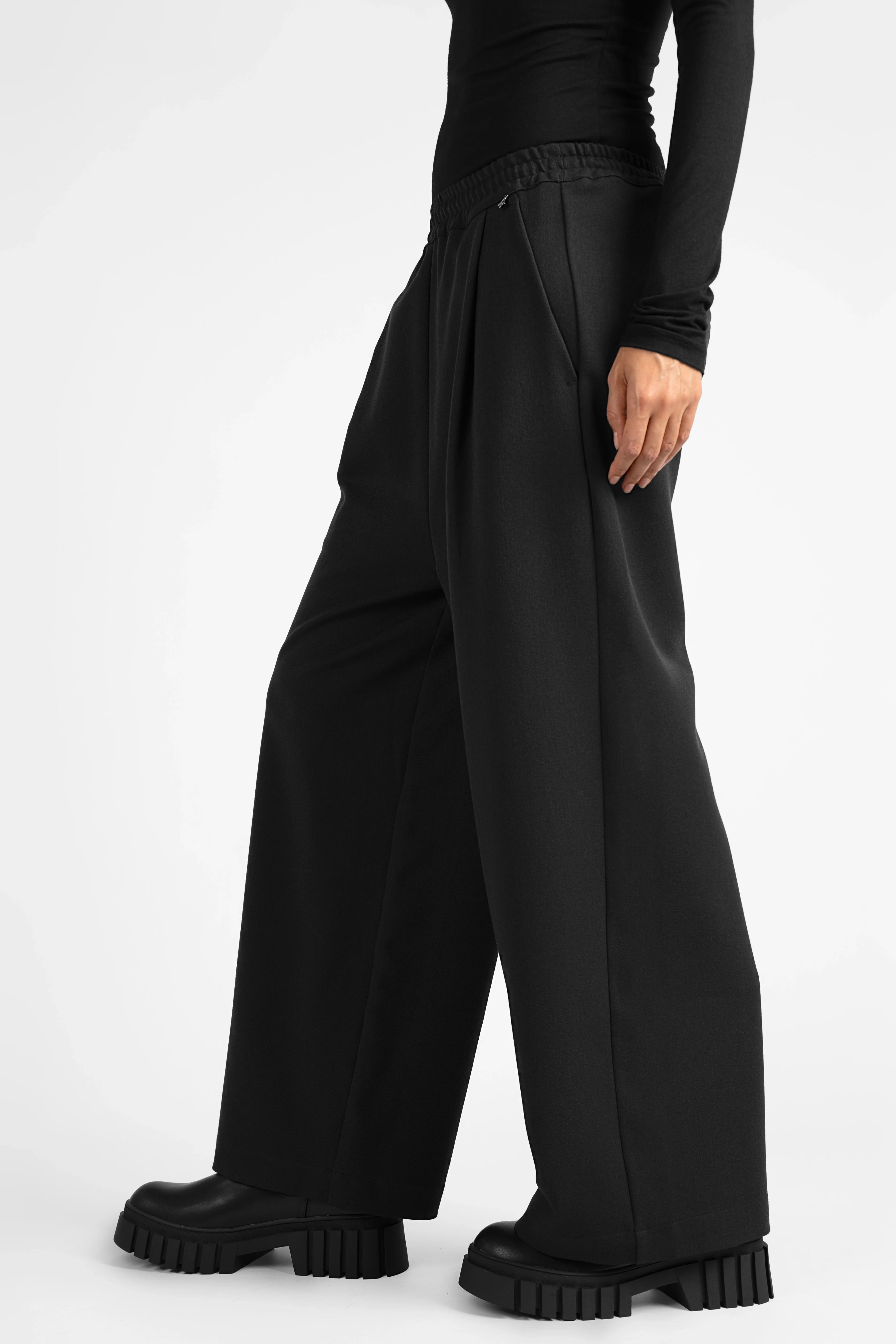 ONAH Wide-Leg Hose black relaxed fit with elastic waistband and side pockets