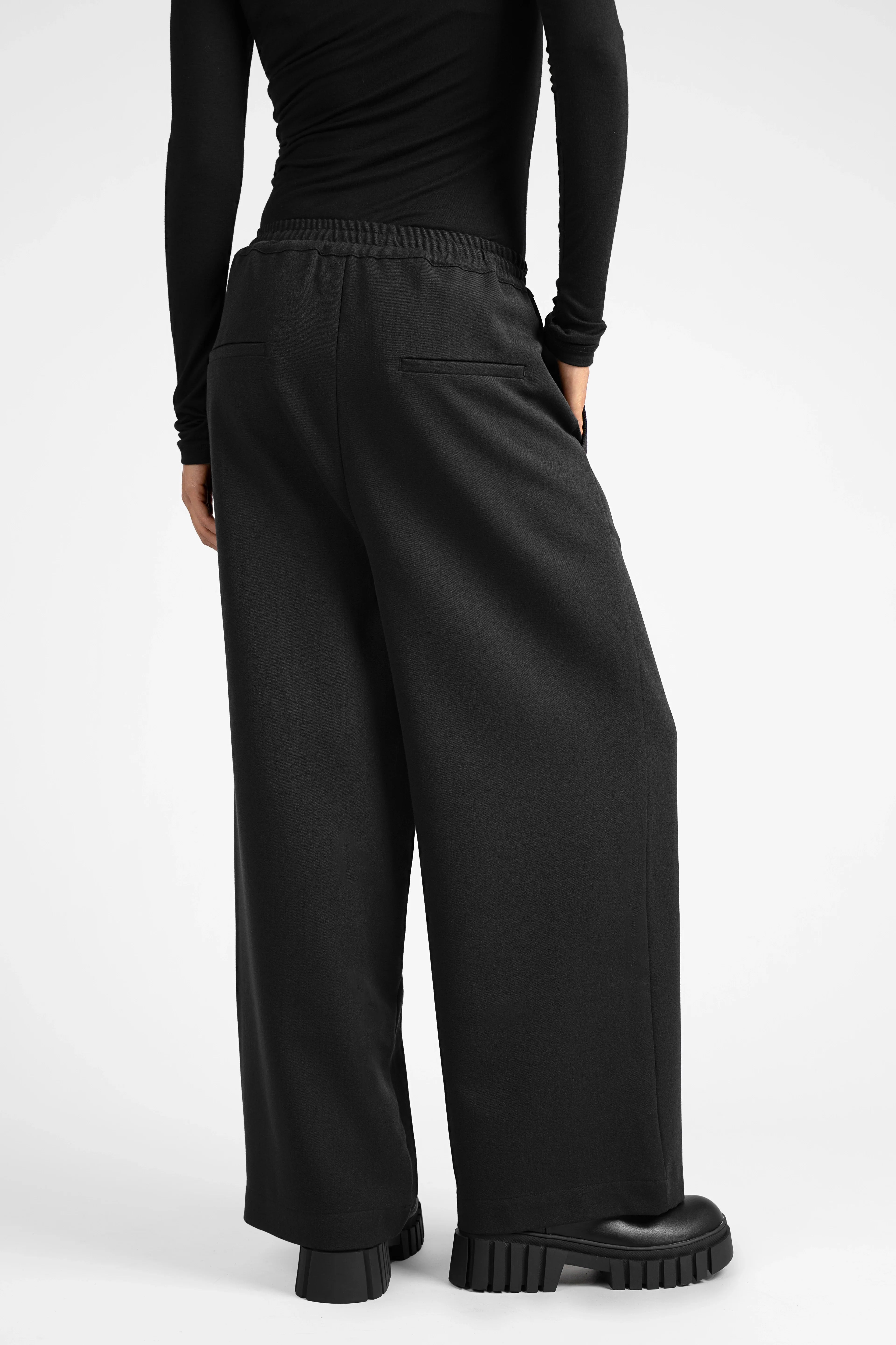 ONAH Wide-Leg Hose black relaxed fit with elastic waistband and side pockets