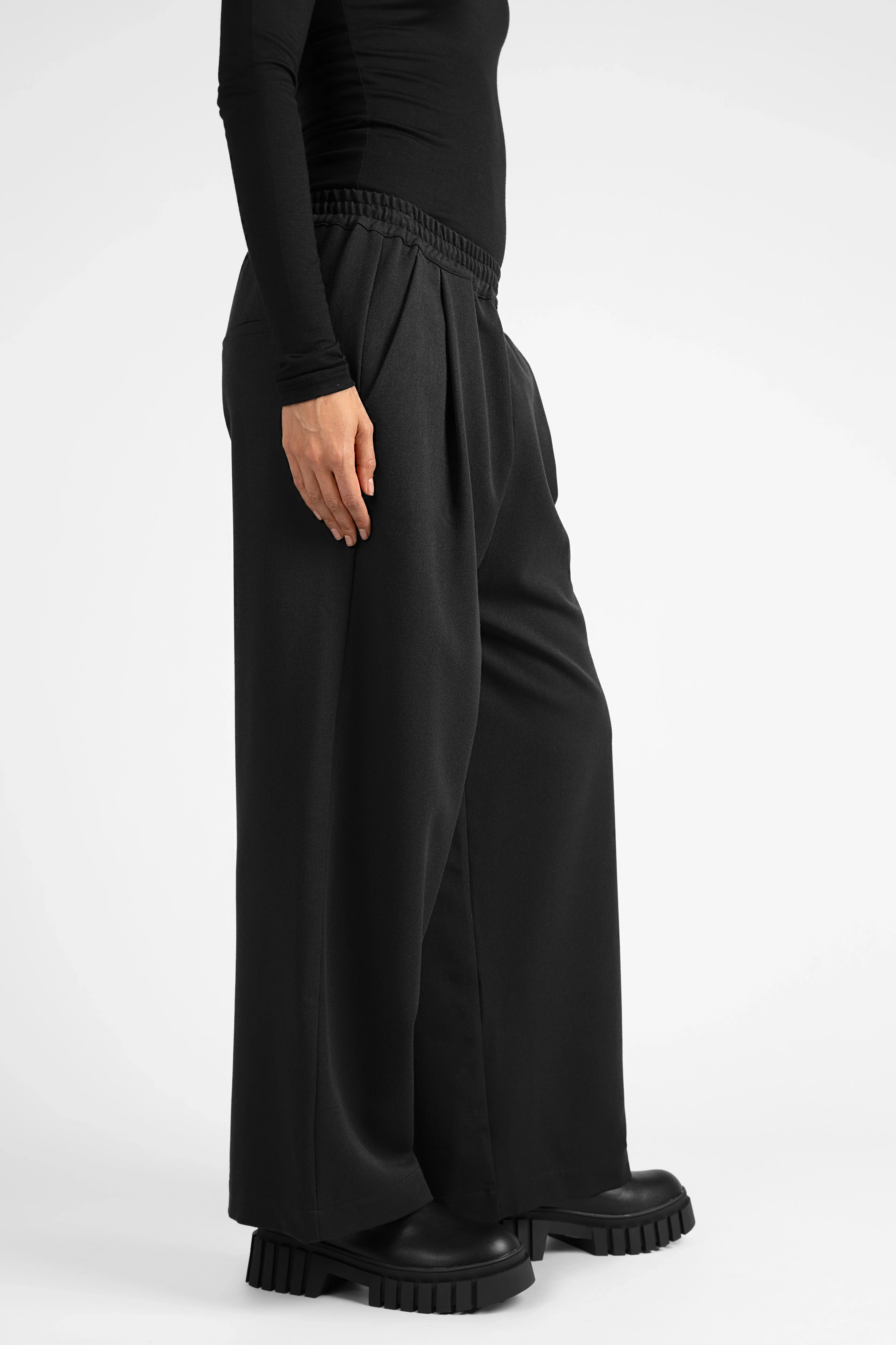Black ONAH Wide-Leg Hose with elastic waistband and relaxed fit shown on model side view