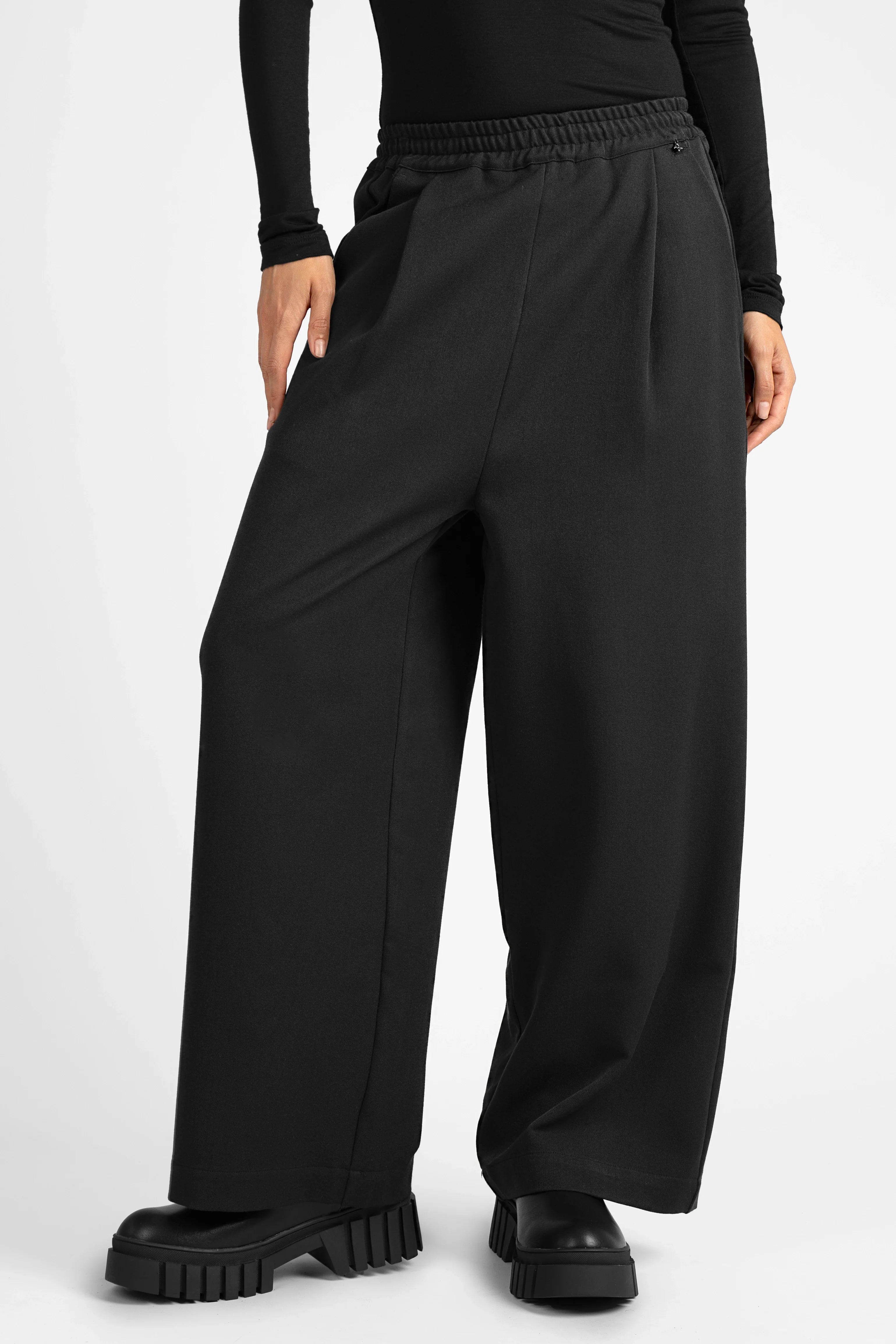 ONAH Wide-Leg Hose in Schwarz mit elastischem Bund und weitem Bein, bequem und locker sitzend