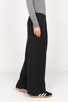 ONAH Wide-Leg Hose in Schwarz mit elastischem Bund, seitlichen Eingriffstaschen und weitem Bein im Relaxed Fit.