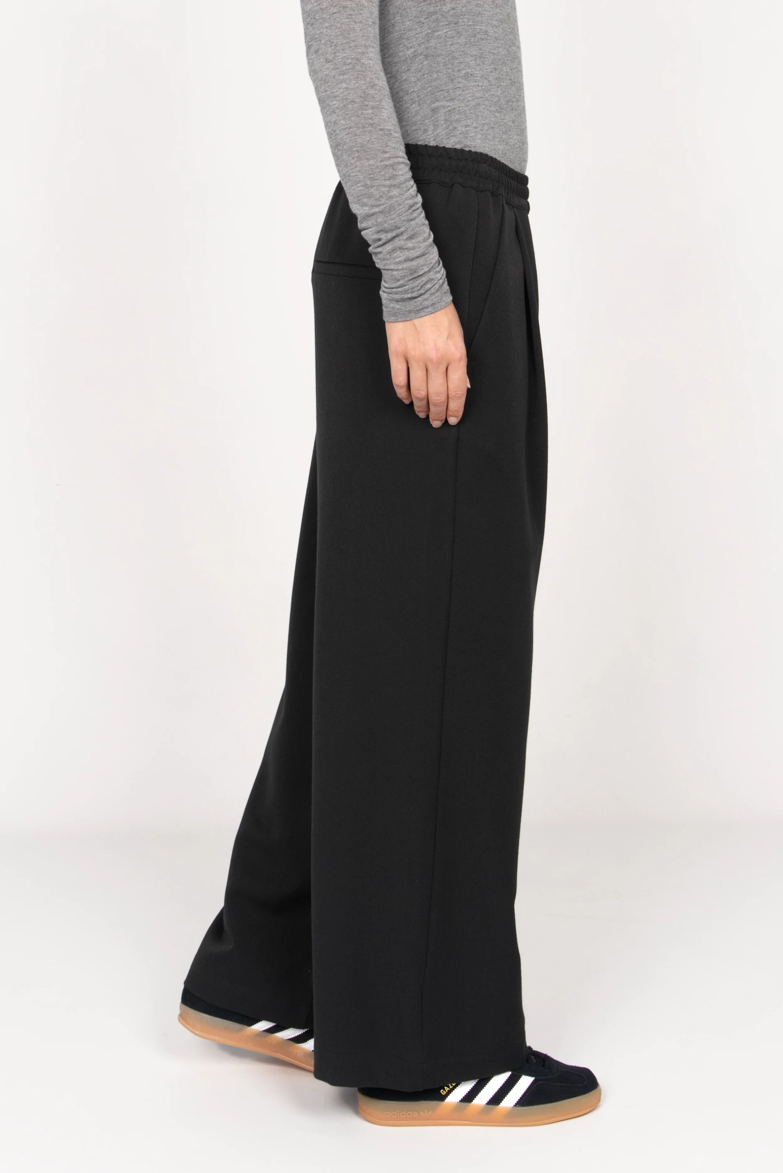 ONAH Wide-Leg Hose in Schwarz mit elastischem Bund, seitlichen Eingriffstaschen und weitem Bein im Relaxed Fit.