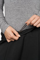 Detailaufnahme des elastischen Bundes der schwarzen ONA Wide-Leg Hose mit Stopper und locker fallendem Bein.