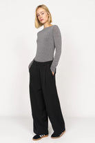 Schwarze ONA Wide-Leg Hose mit elastischem Bund und seitlichen Taschen, kombiniert mit grauem Langarmshirt