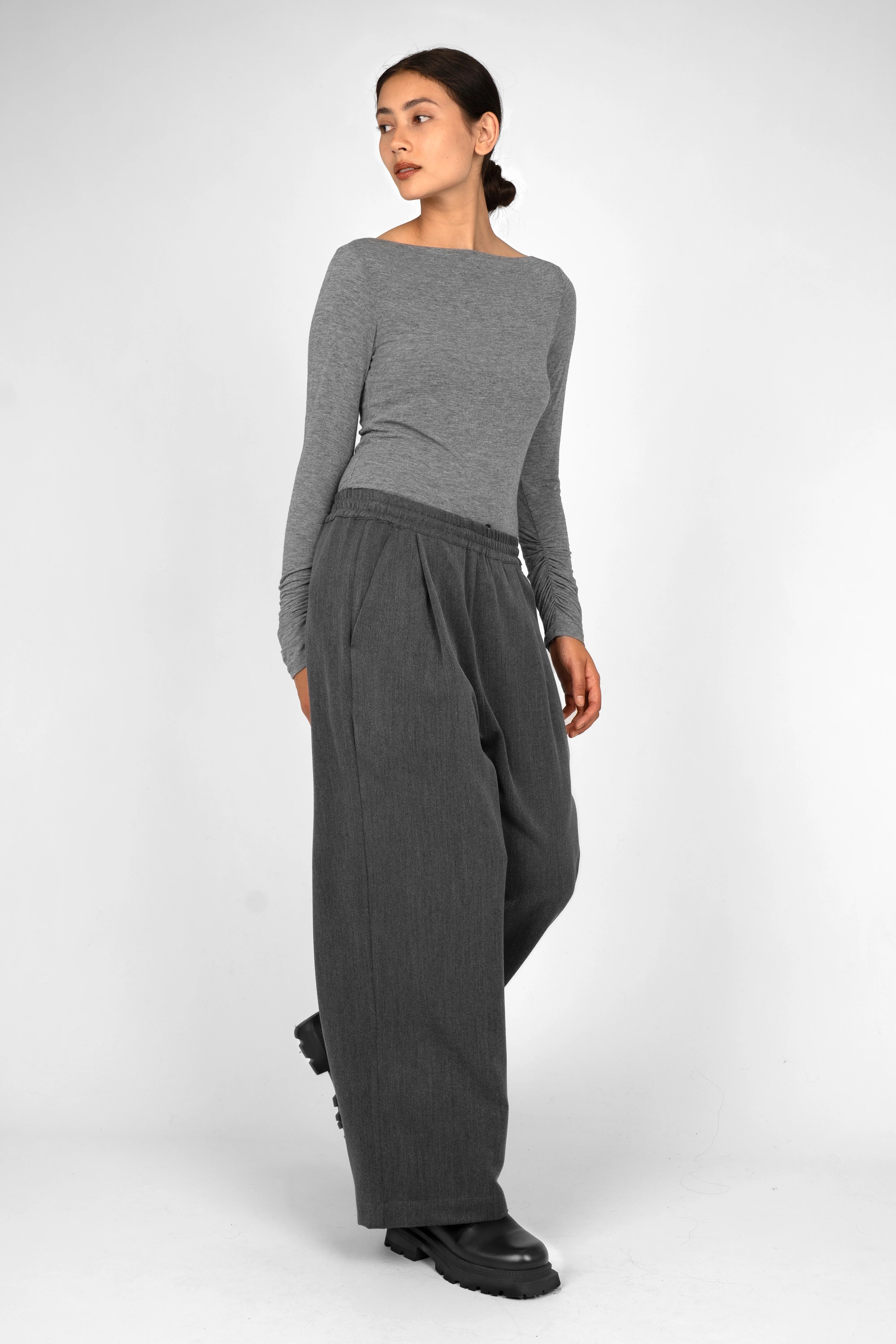 ONAH Wide-Leg Hose in dark gray with elastic waistband and relaxed fit modeled by woman in gray top
