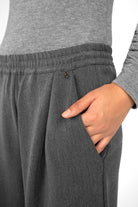 ONAH Wide-Leg Hose in grey with elastic waistband, side pockets, and relaxed fit.