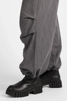 ONIDA Baggy-Cargohose gray loose fit pants with elastic cuffs and black chunky boots