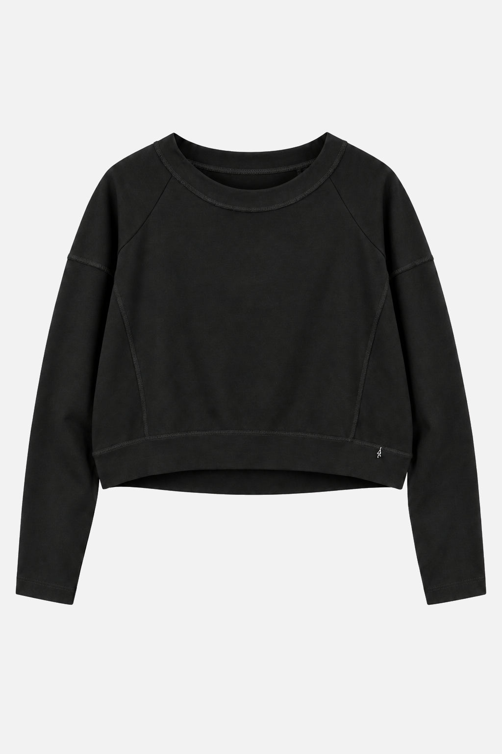 OSASU Cropped Longsleeve Black mit Inside-out-Nahtdetails und kleinem Logo-Anhänger - Freisteller
