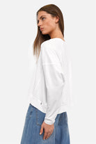 OSASU Cropped Longsleeve mit weitem Rundhalsausschnitt und geschnittenen Kanten in locker fallender Kastenform aus hochwertiger Baumwolle