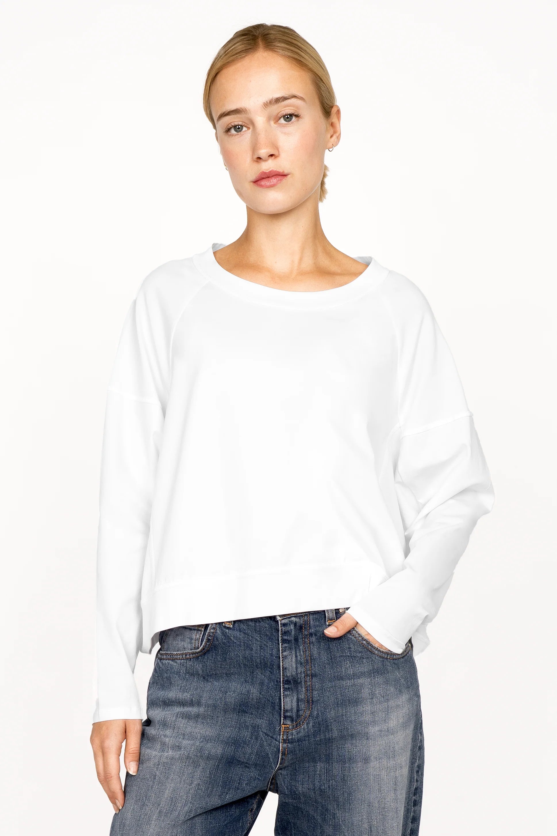 OSASU Cropped Longsleeve weiß mit weitem Rundhalsausschnitt und lockerer Kastenform aus hochwertiger Baumwolle