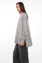 graues Oberteil aus softem Feinstrick mit Relaxed Fit und überschnittenen Schultern