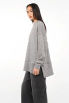 PATI.K Oberteil aus softem Feinstrick in Grau mit Relaxed Fit und seitlichen Schlitzen