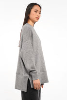 graues Oberteil aus softem Feinstrick mit Rundhalsausschnitt und relaxed Fit