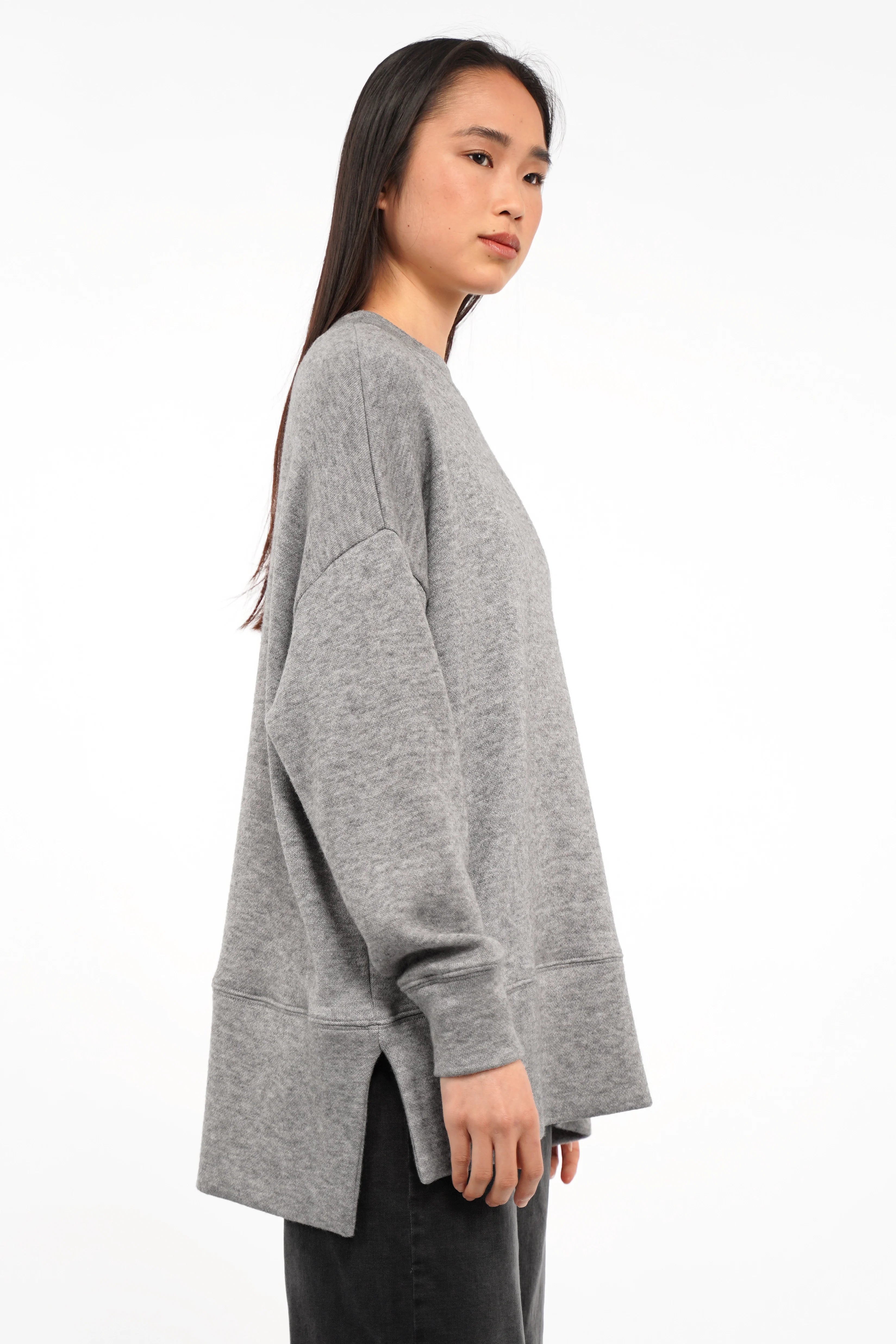 graues Oberteil aus softem Feinstrick mit Rundhalsausschnitt und relaxed Fit