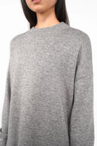 PATI.K graues Oberteil aus softem Feinstrick mit Rundhalsausschnitt und Relaxed Fit