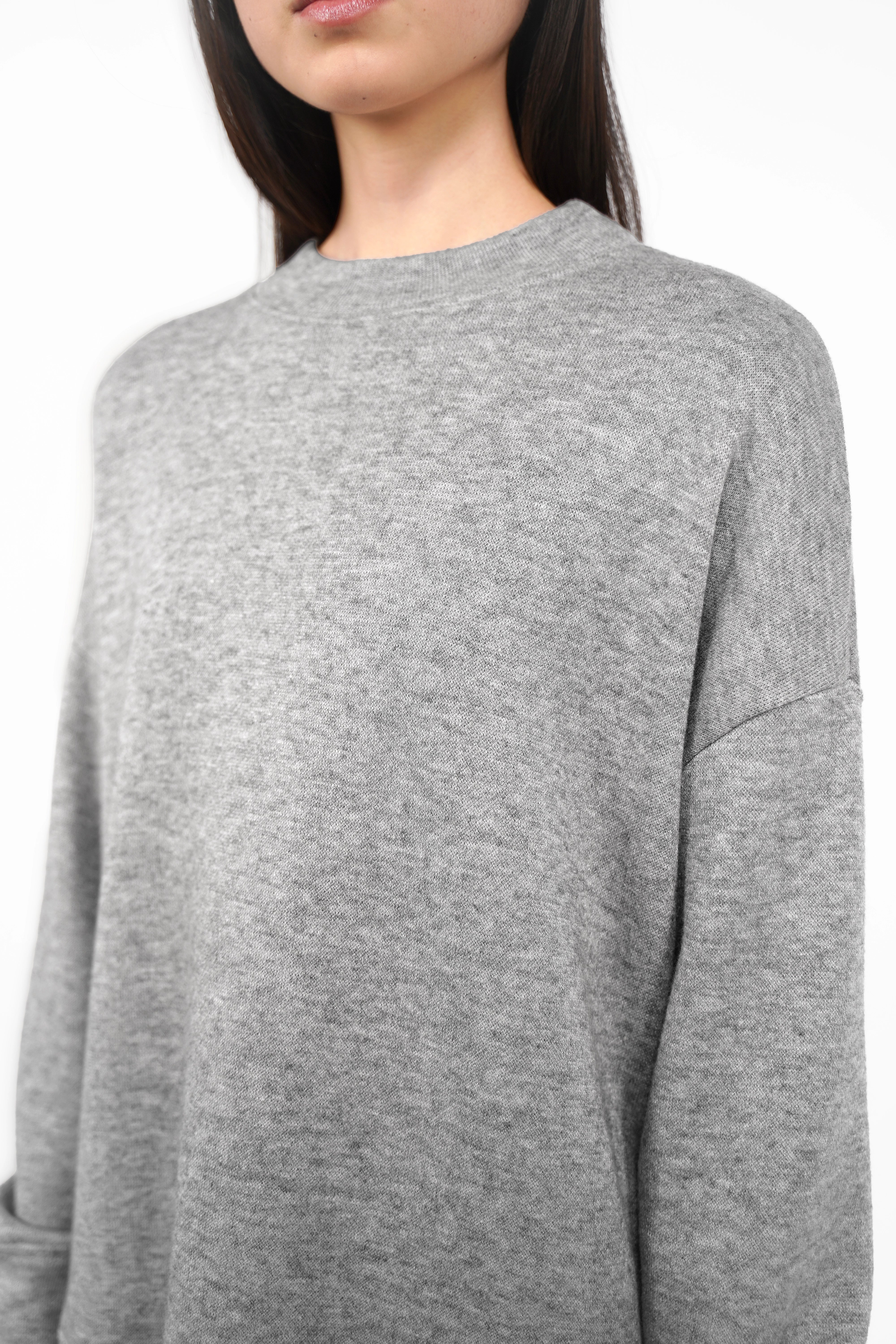 Graues Damenoberteil aus softem Feinstrick mit rundem Ausschnitt und relaxed Fit